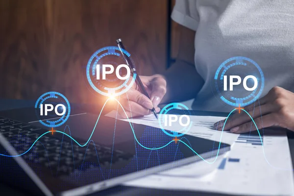 Женщина подписывает соглашение. Голограмма иконок IPO. Двойное воздействие. инвестиционная концепция. — стоковое фото