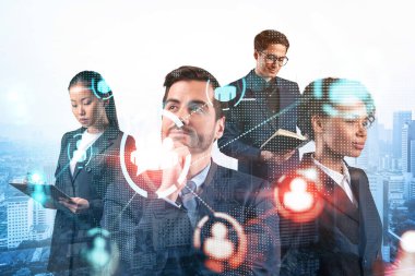 İş amaçlarına ulaşmak için sosyal medya pazarlama stratejisi üzerinde çalışan bir grup SMM uzmanı. Kuala Lumpur arkaplanı üzerinde hologram simgeleri.