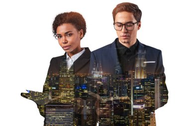 Asya 'nın Singapur şehrinin önünde duran iki genç, başarılı, iş adamı, erkek ve kadın çifte pozlama. Takım çalışması kavramı. Gece vakti..