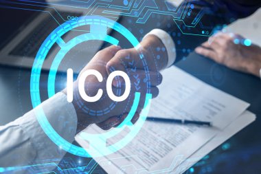 İki iş adamının el sıkışması ve ilk madeni para sunumu, ICO hologramı arka plan çizimi. Engelleme zinciri ve kripto para işindeki ortaklık kavramı. Resmi giysi.
