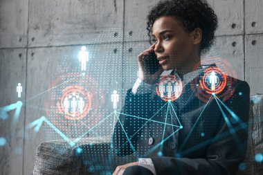 İş kadını telefon ve sosyal ağ hologramı konuşuyor. Çift pozlama.
