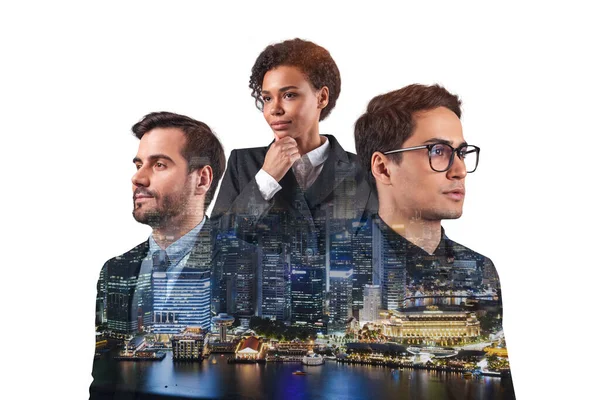 Двойное разоблачение трех молодых, успешных, деловых людей, мужчины и женщины, стоящих перед азиатским городом Сингапуром. Концепция тяжелой работы и учебы. Современный образ жизни. Ночь. — стоковое фото