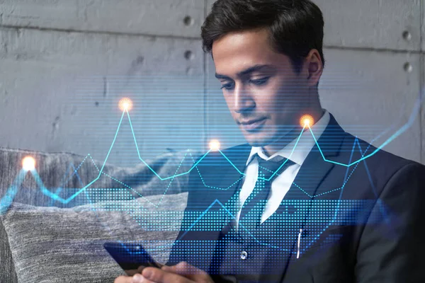 Analist in het kantoor werken met Smartphone, Data prognose grafiek hologram om marktgedrag te analyseren, het typen van telefoon. Dubbele blootstelling. — Stockfoto