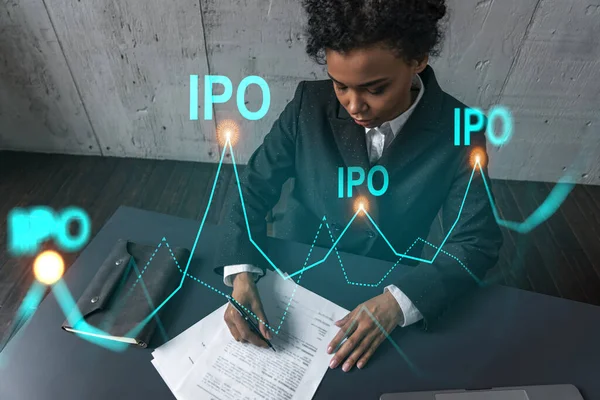 Женщина подписывает контракт и голограмму символа ipo. Концепция первичного размещения. Мультиэкспозиция Международный бизнес. — стоковое фото