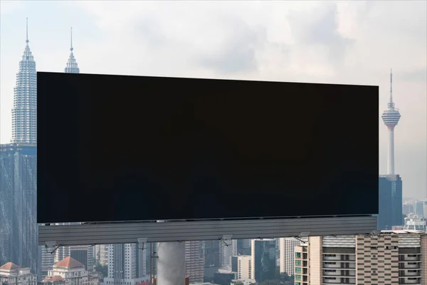 Panneau d'affichage de route noir blanc avec fond de paysage urbain Kuala Lumpur le jour. Affiche publicitaire, maquette, rendu 3D. Vue de face. Concept de marketing pour promouvoir ou vendre des services ou des idées. — Photo