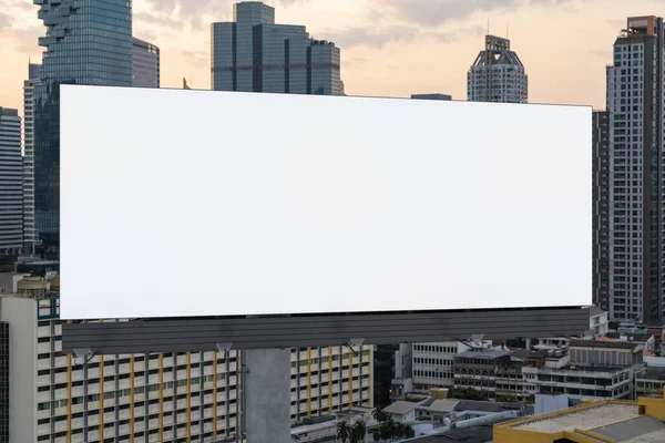 Blank outdoor estrada branca com fundo cityscape Bangkok ao pôr do sol. Cartaz publicitário de rua, mock up, renderização 3D. Vista frontal. O conceito de comunicação de marketing para promover ou vender ideia. — Fotografia de Stock