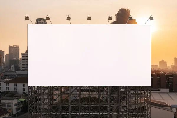 Panneau d'affichage blanc blanc avec fond de paysage urbain de Bangkok au coucher du soleil. Affiche publicitaire, maquette, rendu 3D. Vue de face. Le concept de communication marketing pour promouvoir ou vendre une idée. — Photo