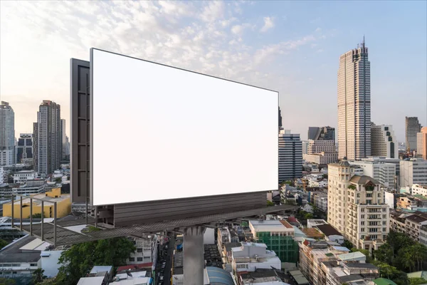 Cartelera blanca en blanco con fondo de paisaje urbano de Bangkok al atardecer. Cartel publicitario callejero, maqueta, representación 3D. Vista lateral. El concepto de comunicación de marketing para promover o vender la idea. —  Fotos de Stock