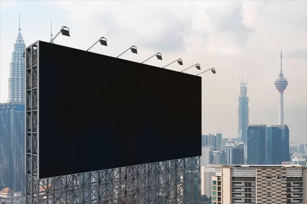 白茫茫的黑色路标，白天有吉隆坡城市景观背景。街头广告海报，模拟，3D渲染。侧视图。营销传播的概念. — 图库照片