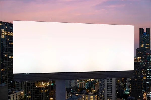 Panneau d'affichage blanc blanc avec fond de paysage urbain de Bangkok la nuit. Affiche publicitaire, maquette, rendu 3D. Vue de face. Le concept de communication marketing pour promouvoir l'idée. — Photo
