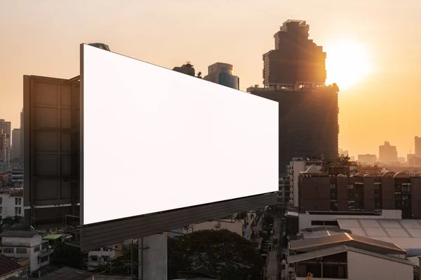 Panneau d'affichage blanc blanc avec fond de paysage urbain de Bangkok au coucher du soleil. Affiche publicitaire, maquette, rendu 3D. Vue latérale. Le concept de communication marketing pour promouvoir ou vendre une idée. — Photo