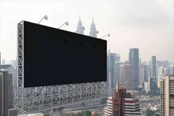Panneau d'affichage de route noir blanc avec fond de paysage urbain Kuala Lumpur le jour. Affiche publicitaire, maquette, rendu 3D. Vue latérale. Le concept de communication marketing. — Photo
