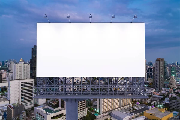 Cartelera blanca en blanco con fondo de paisaje urbano de Bangkok por la noche. Cartel publicitario callejero, maqueta, representación 3D. Vista frontal. El concepto de comunicación de marketing para promover la idea. —  Fotos de Stock