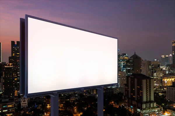 Blanco witte weg billboard met Bangkok stadsgezicht achtergrond 's nachts tijd. Reclameposter, model, 3D-weergave. Zijaanzicht. Het concept van marketing communicatie om ideeën te verkopen. — Stockfoto