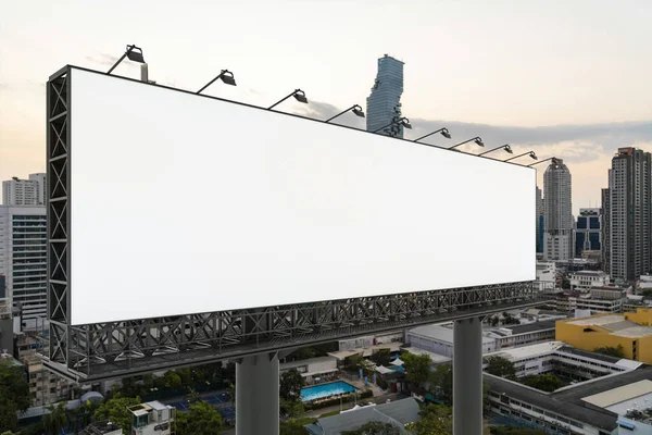 Cartellone bianco bianco bianco con Bangkok sfondo paesaggio urbano al tramonto. Manifesto pubblicitario di strada, finto, rendering 3D. Vista laterale. Il concetto di comunicazione di marketing per promuovere o vendere l'idea. — Foto Stock
