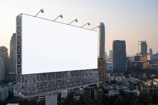 Cartelera blanca en blanco con fondo de paisaje urbano de Bangkok al atardecer. Cartel publicitario callejero, maqueta, representación 3D. Vista lateral. El concepto de comunicación de marketing para promover o vender la idea. — Foto de Stock