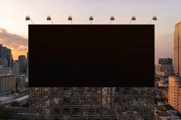 Panneau d'affichage de route noir blanc avec fond de paysage urbain de Bangkok au coucher du soleil. Affiche publicitaire, maquette, rendu 3D. Vue de face. Le concept de communication marketing pour promouvoir ou vendre une idée. — Photo