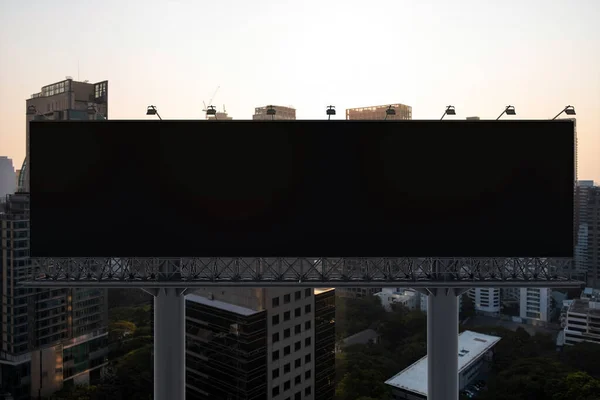 日落时分，曼谷城市景观背景的空白黑色道路广告牌。街头广告海报，模拟，3D渲染。前面的景色推广或推销观念的营销传播概念. — 图库照片