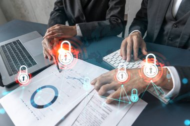 Kadın ve erkek proje bilgilerinin güvence altına alınması için birlikte çalışıyorlar. Mavi simge infografik kilit hologramı. Veri güvenliği kavramı. Çift pozlama.