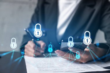 Simge hologramını kilitle ve sözleşmeyi imzalayan bir kadın telefonu kullan. Güvenlik kavramı. Çift pozlama.