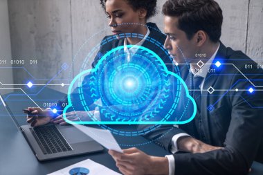 İki iş adamı. Bulut depolama teknolojisi hologramı.