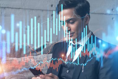 Smartphone ile çalışan bir tüccar, FOREX grafik hologramı piyasa davranışlarını analiz etmek için, daktilo etmek için. Çift pozlama.