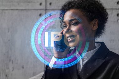 İş kadını telefon ve ipo ikon hologramından anlıyor. Çifte maruziyet. Başlangıçta birincil teklif yatırım kavramı.