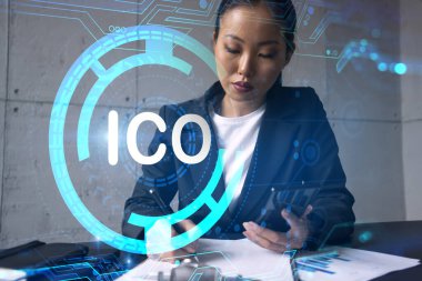 İş kadını notlar ve ICO hologramı alıyor. Çifte maruziyet. İş teknolojisi ilk para zinciri çözüm önerisi.