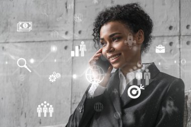 İş kadını telefon ve iş teması hologramı konuşuyor. Çift pozlama.