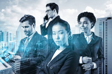 Bir grup iş arkadaşı araştırma ve geliştirme departmanındaki problemleri çözmek için yeni teknik yaklaşımlar bulmaya çalışıyor. Bangkok arka planında Fintech hologram simgeleri.