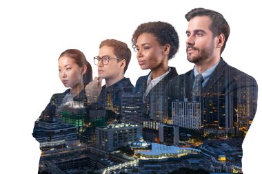 Asya şehri Kuala Lumpur 'un önünde duran dört genç, başarılı iş adamının çifte pozu. Uluslararası takım kavramı birlikte çalışır. Gece vakti..