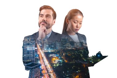 Asya 'nın Bangkok şehrinin önünde duran iki genç, başarılı iş adamının çifte pozu. Takım çalışması kavramı. Gece vakti..