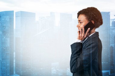 Başarılı gülümseyen, takım elbiseli siyahi, Afro-Amerikan iş kadını. Düşünceli, konuşan telefon, Singapur şehri. Sorun çözücü olarak danışman kavramı. Yatırım fonu. Çift pozlama.
