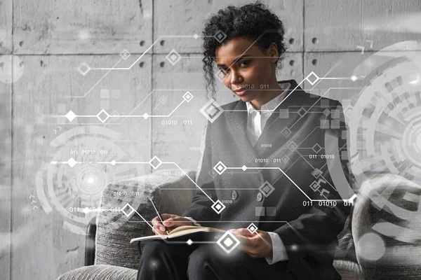 Empresaria escribiendo en el trabajo portátil en la oficina moderna en el nuevo proyecto. Holograma de dibujo tecnológico. Doble exposición. Concepto de éxito. — Foto de Stock