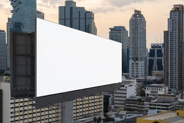 Panneau d'affichage blanc blanc avec fond de paysage urbain de Bangkok au coucher du soleil. Affiche publicitaire, maquette, rendu 3D. Vue latérale. Le concept de communication marketing pour promouvoir ou vendre une idée. — Photo