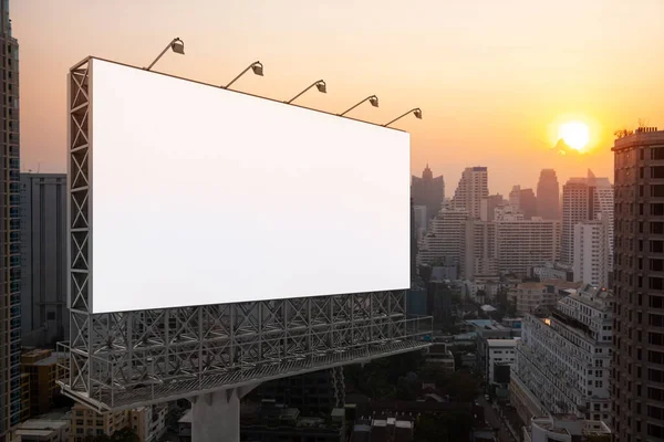 Blank outdoor estrada branca com fundo cityscape Bangkok ao pôr do sol. Cartaz publicitário de rua, mock up, renderização 3D. Vista lateral. O conceito de comunicação de marketing para promover ou vender ideia . — Fotografia de Stock