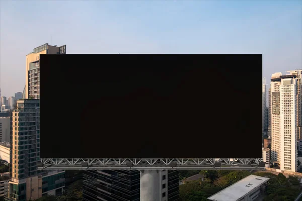 Бланк черного дорожного билборда на фоне Бангкока на закате. Уличная реклама, макет, 3D рендеринг. Вид спереди. Концепция маркетинговой коммуникации для продвижения или продажи идеи. — стоковое фото