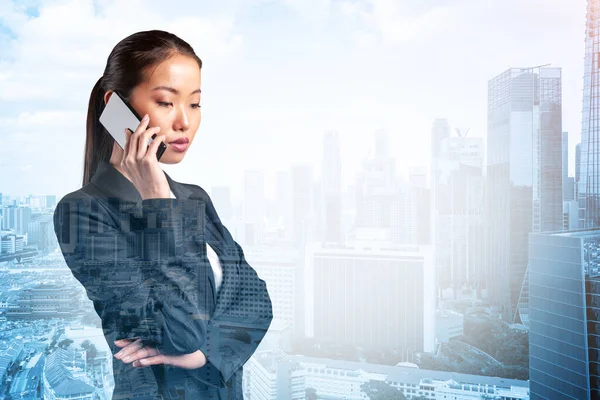 Процветающая удивительная молодая азиатская деловая женщина в костюме задумчиво говорящая по телефону, Сингапур городской пейзаж. Концепция консультантов как решателей проблем. Инвестиционный фонд. Двойное воздействие. — стоковое фото