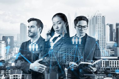 İş amaçlarına ulaşmak için sosyal medya pazarlama stratejisi üzerinde çalışan bir grup SMM uzmanı. Kuala Lumpur arkaplanı üzerinde hologram simgeleri.