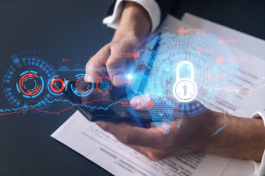 İş adamı telefonda internet uygulaması kullanıyor. Hologramı kilitle. Çoklu maruz kalma. İnternet güvenliği kavramı.