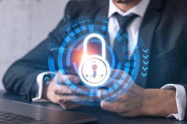 İş adamı telefonda internet uygulaması kullanıyor. Hologramı kilitle. Çoklu maruz kalma. İnternet güvenliği kavramı.