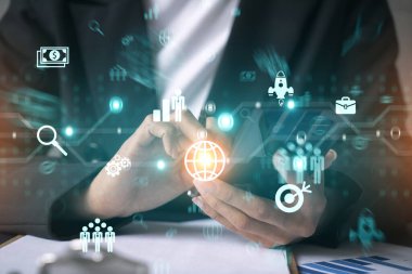 Ofiste akıllı telefon kullanan bir iş kadını. Araştırma ve geliştirme ikonu haritası hologramı. Strateji konsepti. Çift pozlama.
