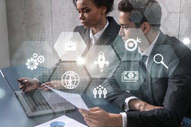 İki iş adamı sermaye piyasasında proje üzerinde çalışıyor. Çoklu pozlama.