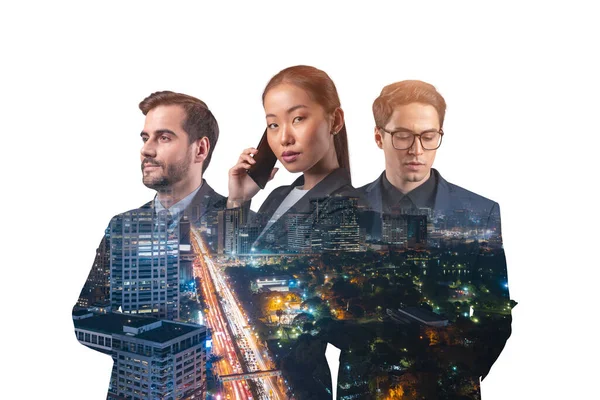 Asya 'nın Bangkok şehrinin önünde duran üç genç, başarılı, iş adamı, erkek ve kadın çifte pozlama. Sıkı çalışma ve öğrenim kavramı. Modern yaşam tarzı. Gece vakti..