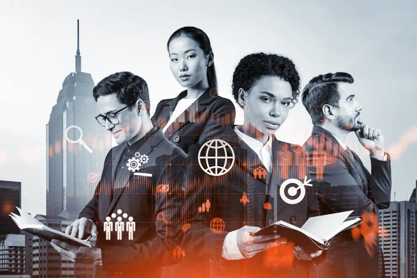 Bir grup iş arkadaşı araştırma ve geliştirme departmanındaki problemleri çözmek için yeni teknik yaklaşımlar bulmaya çalışıyor. Kuala Lumpur arkaplanı üzerinde Fintech hologram simgeleri.