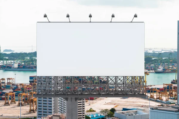白茫茫的白路广告牌，白天有新加坡城市景观背景。街头广告海报，模拟，3D渲染。前面的景色推广市场推广的概念. — 图库照片