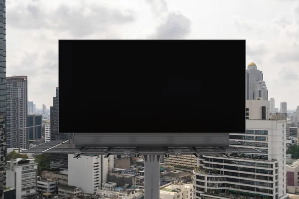Cartelera de carretera negra en blanco con fondo de paisaje urbano de Bangkok durante el día. Cartel publicitario callejero, maqueta, representación 3D. Vista frontal. El concepto de comunicación de marketing para promover o vender la idea. —  Fotos de Stock
