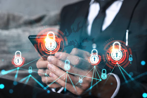 İş adamı telefonda internet uygulaması kullanıyor. Hologramı kilitle. Çoklu maruz kalma. İnternet güvenliği kavramı.