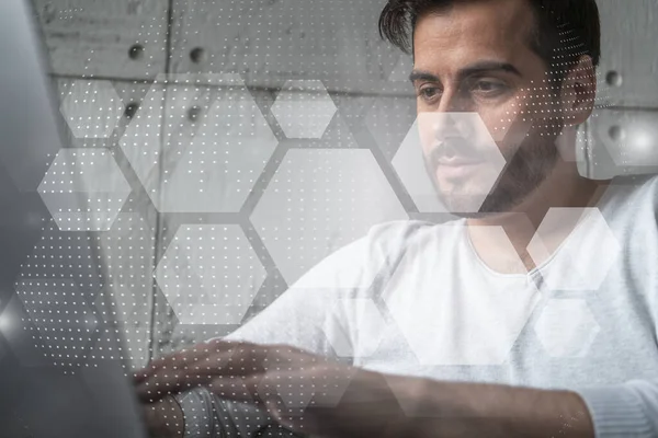 Dünya 'yı daha iyi bir yer haline getirecek yeni teknolojiler geliştirmek için dizüstü bilgisayar kullanan ciddi bir beyaz yönetici. Çifte maruziyet. Soyut teknoloji hologramı.