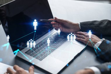 Kadın ve erkek sosyal medya projesinde birlikte çalışıyor. İnsanların ağ hologramının mavi bilgileri. Takım çalışması kavramı. Çoklu pozlama.